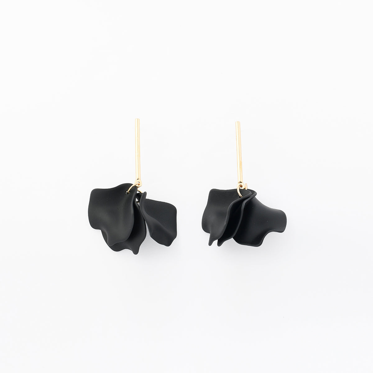 Boucles d'oreilles pendantes pétales noirs