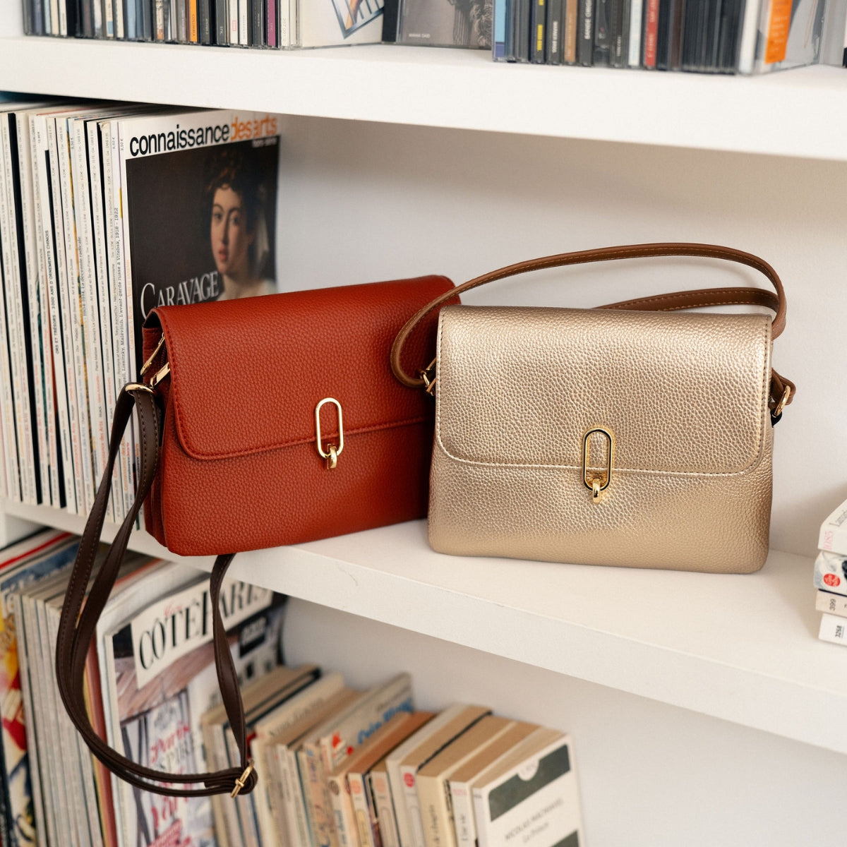 Pochette à bandoulière effet grainé doré